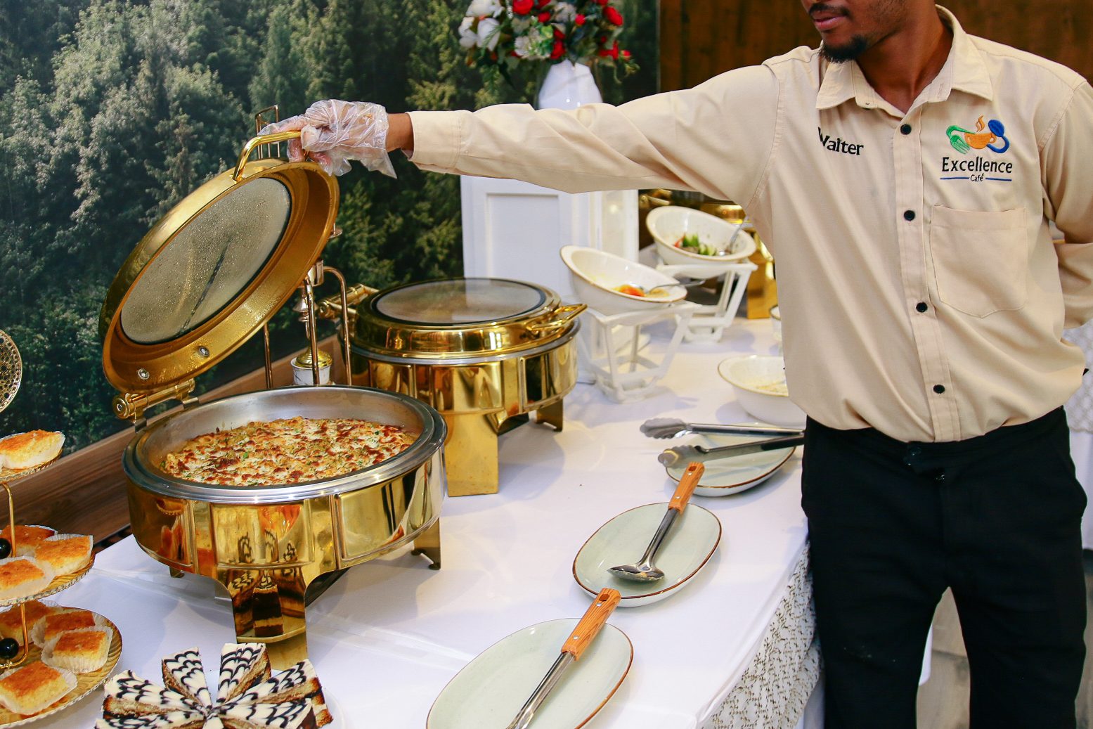 Excellence Café — Staff plating buffet